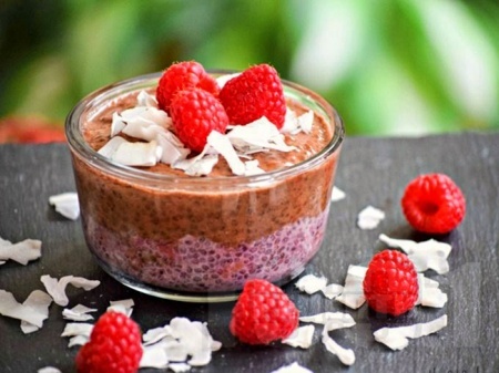 Шоколадов чия пудинг с малини и кокосово мляко - снимка на рецептата